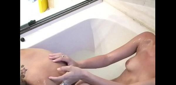  Dos chicas jovenes disfrutando en la bañera